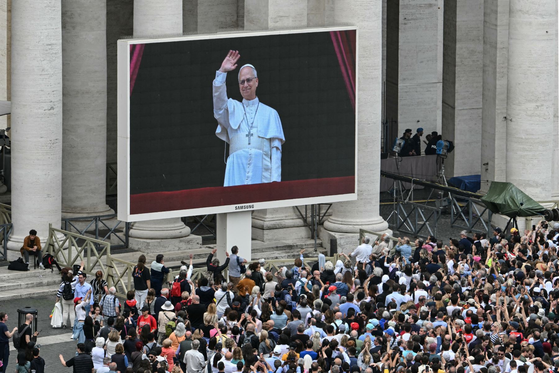 El Papa León XIV es visto en una pantalla gigante mientras pronuncia la oración del Regina Caeli desde la logia central principal de la basílica de San Pedro en el Vaticano. AFP