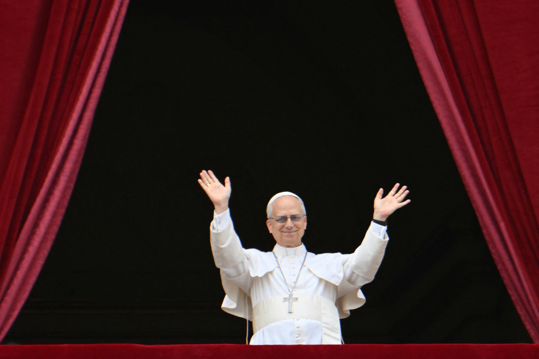 El Papa León XIV saluda a la multitud después de la oración del Regina Caeli desde el balcón central de la logia de la basílica de San Pedro en el Vaticano. AFP