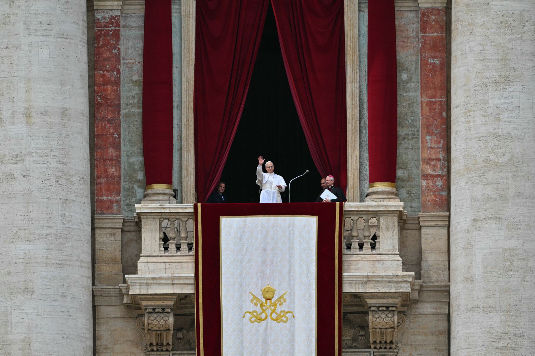 El Papa León XIV saluda a la multitud después de la oración del Regina Caeli desde el balcón central de la logia de la basílica de San Pedro en el Vaticano. AFP