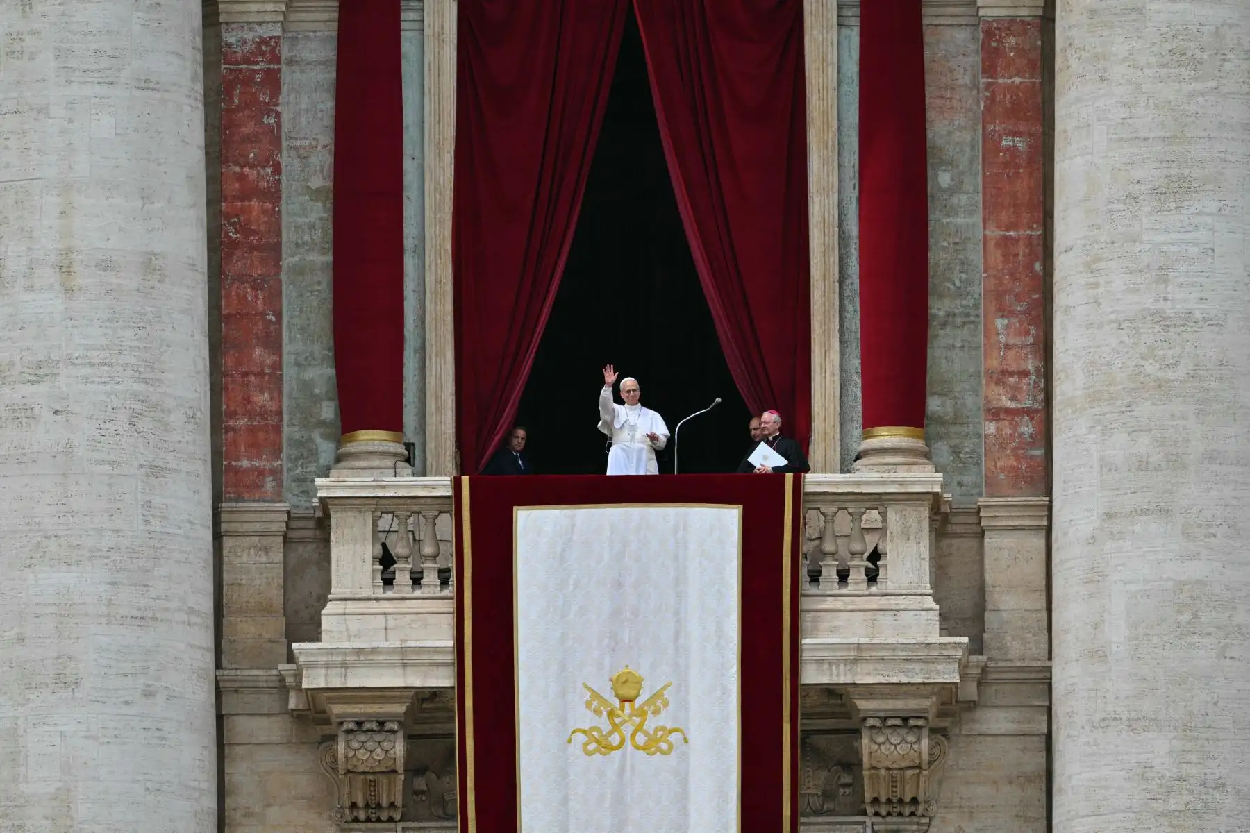 El Papa León XIV saluda a la multitud después de la oración del Regina Caeli desde el balcón central de la logia de la basílica de San Pedro en el Vaticano. AFP