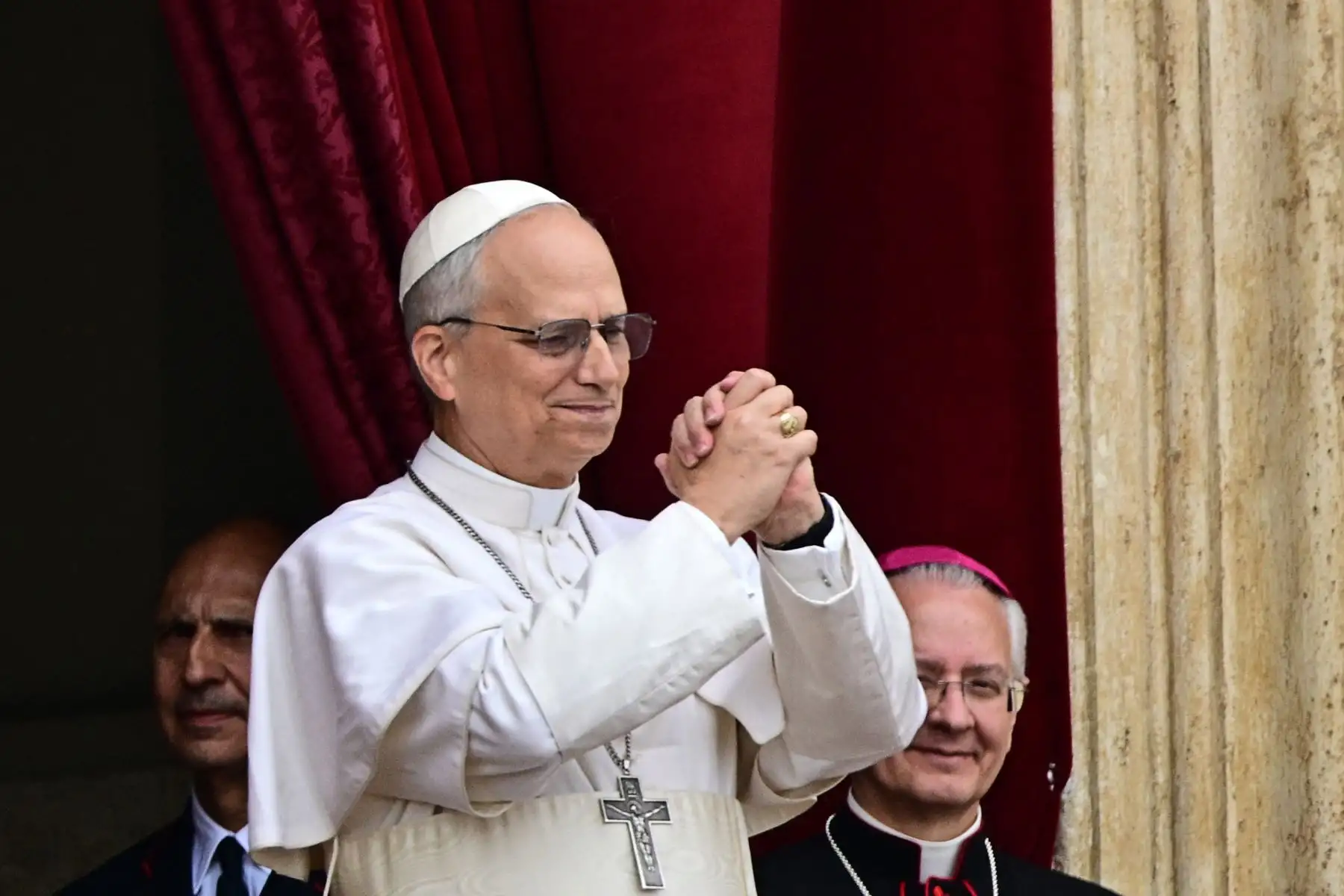 El Papa León XIV hace un gesto después de pronunciar la oración del Regina Caeli desde la logia central principal de la basílica de San Pedro en el Vaticano. AFP