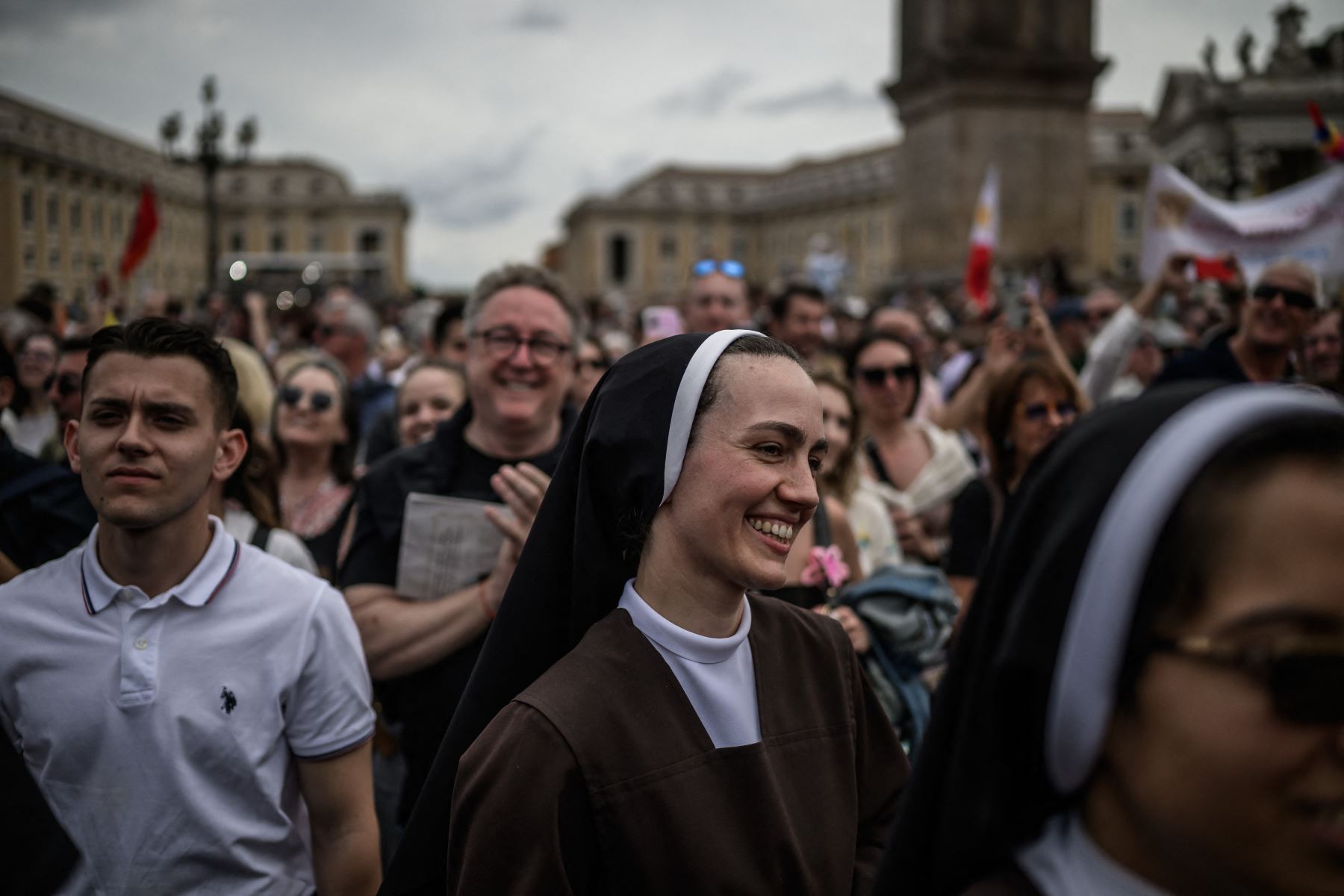 Una monja reacciona mientras el Papa León XIV pronuncia la oración del Regina Caeli desde la logia central de la basílica de San Pedro en el Vaticano. AFP
