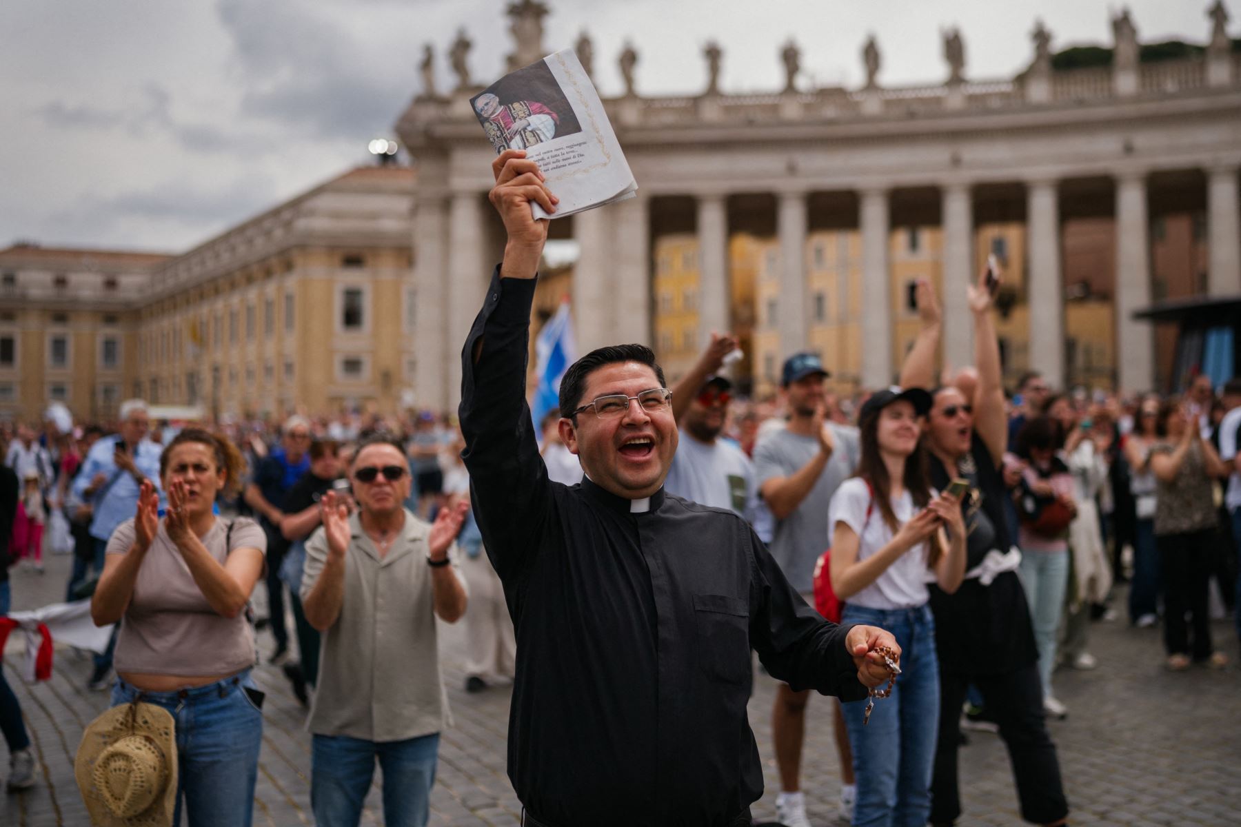 Los fieles dan la bienvenida al Papa León XIV a su llegada para recitar la oración del Regina Caeli desde la logia central de la basílica de San Pedro en el Vaticano. AFP
