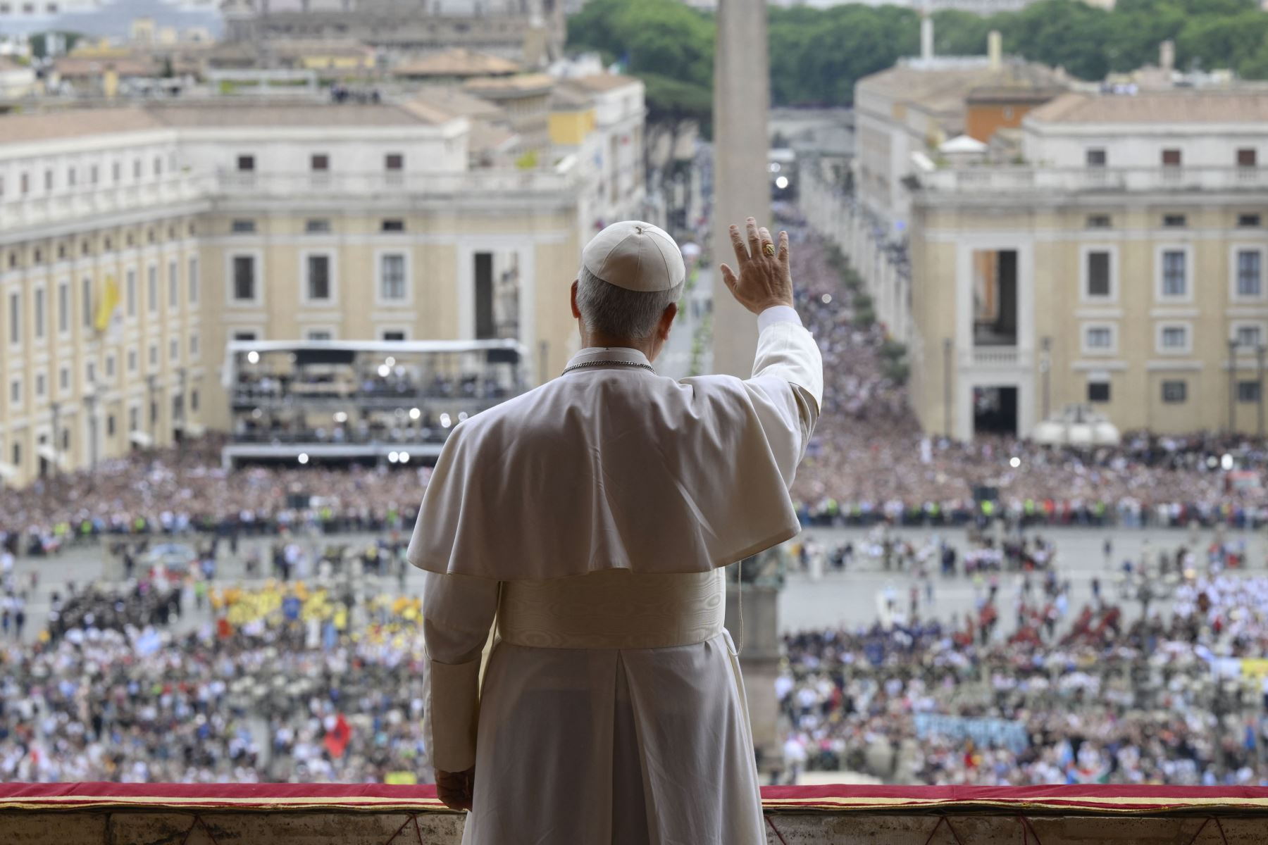 Esta foto, tomada y distribuida por The Vatican Media, muestra al papa León XIV durante su primera oración del Reginal Caeli desde la logia central de la basílica de San Pedro en el Vaticano. (Foto: Handout / VATICAN MEDIA / AFP)