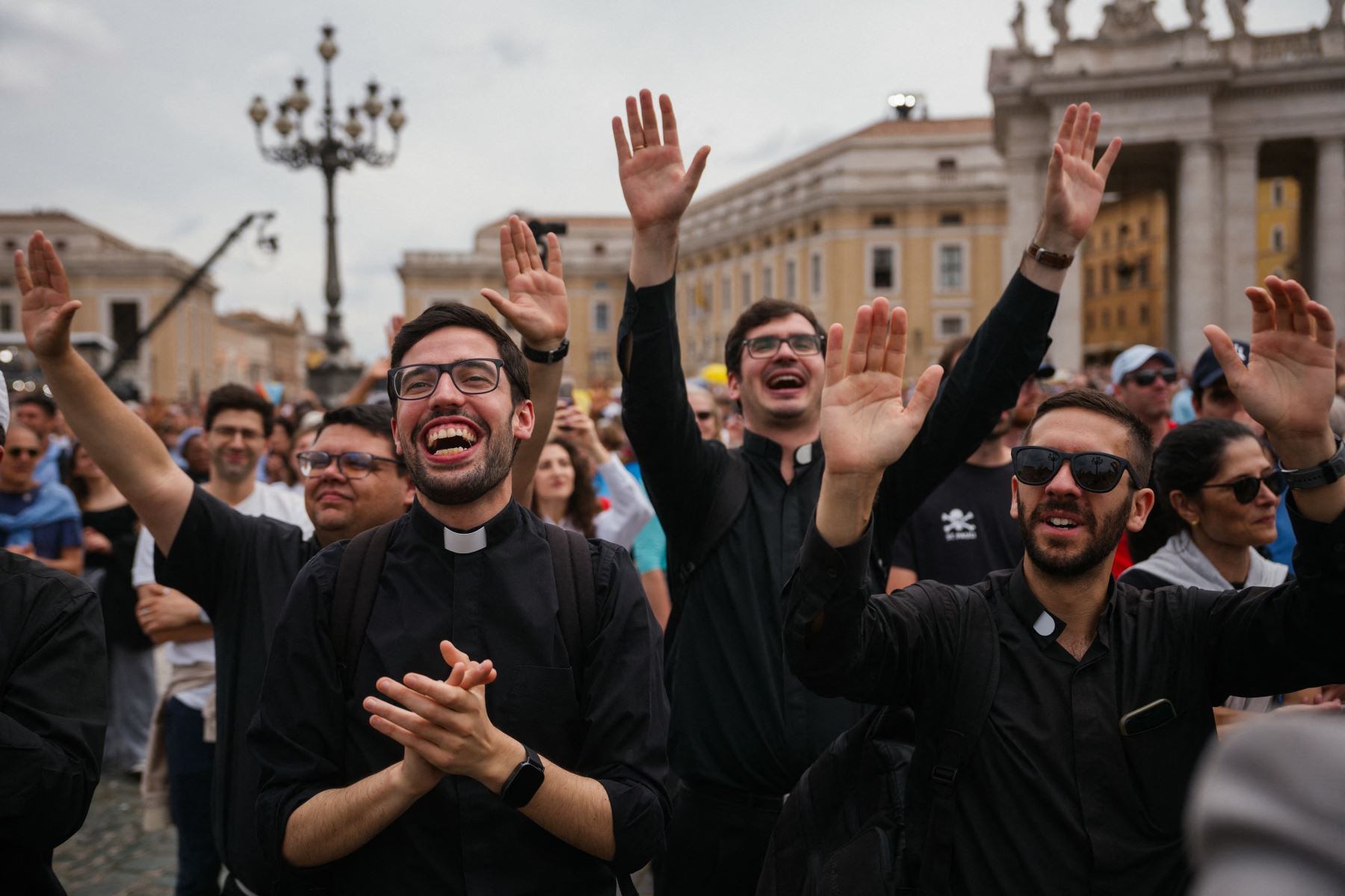 Los fieles reaccionan en la plaza de San Pedro mientras asisten a la oración del Regina Caeli dirigida por el Papa Francisco, en el Vaticano. AFP