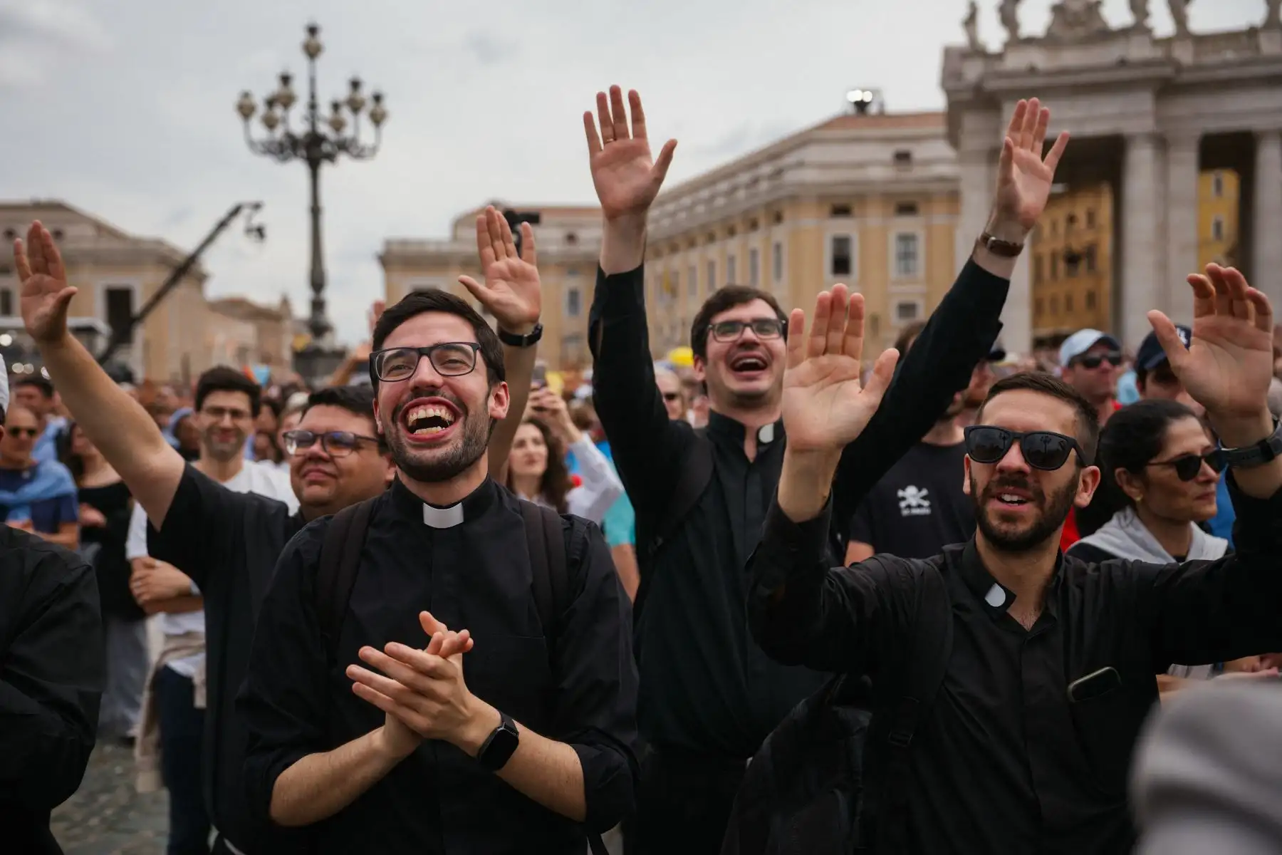 Los fieles reaccionan en la plaza de San Pedro mientras asisten a la oración del Regina Caeli dirigida por el Papa Francisco, en el Vaticano. AFP