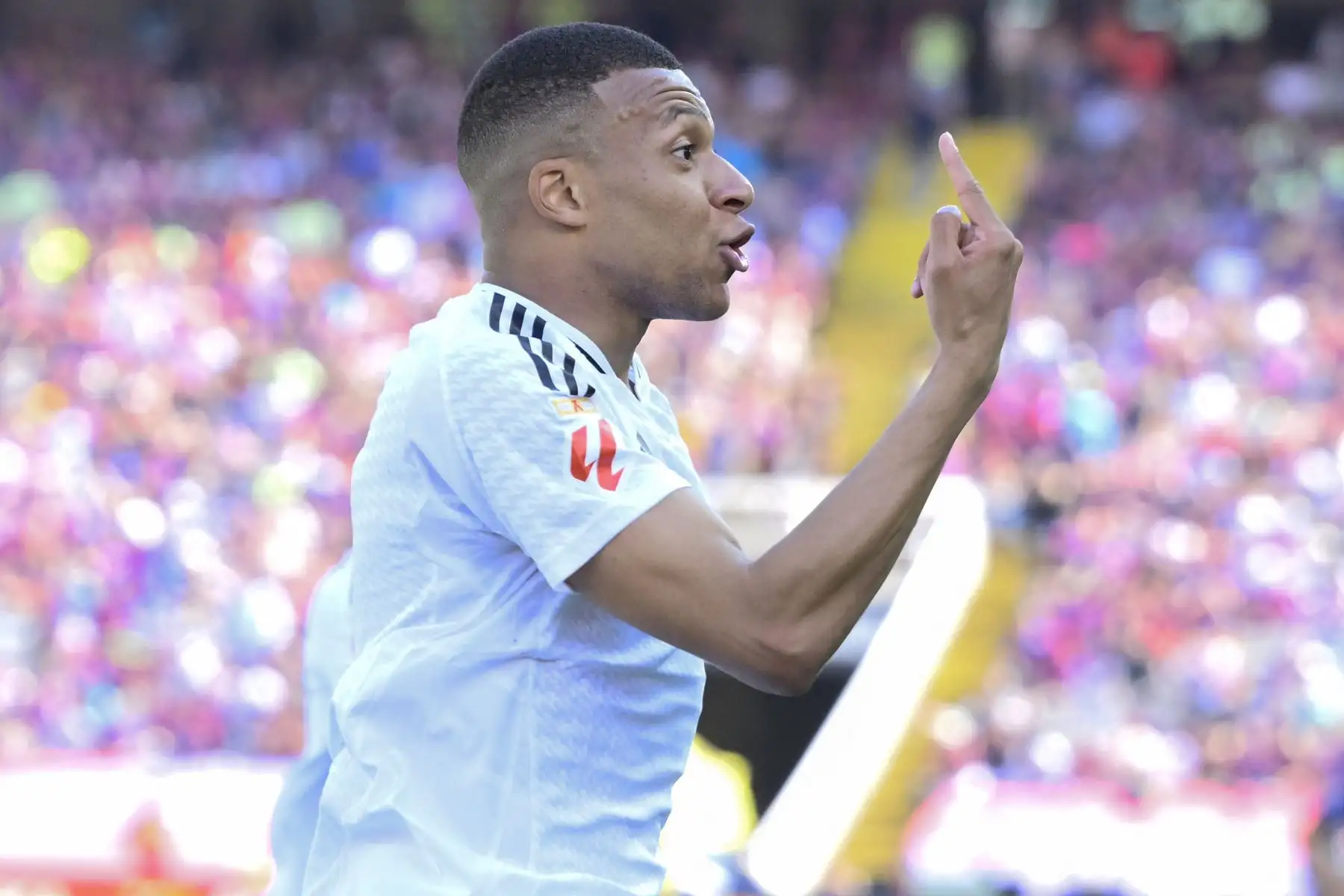 El delantero francés  del Real Madrid, Kylian Mbappé, celebra tras marcar su segundo gol durante el partido de la liga española entre el FC Barcelona y el Real Madrid. Foto: AFP