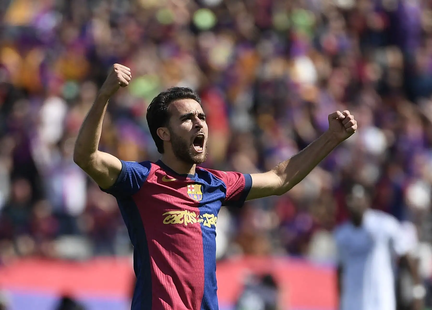 El defensa español  del Barcelona, ​​Eric García, celebra tras marcar su primer gol durante el partido de la liga española entre el FC Barcelona y el Real Madrid. AFP
