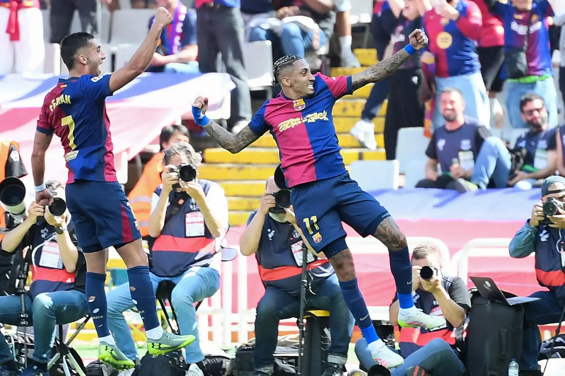 El delantero brasileño  del Barcelona, ​​Raphinha , celebra tras marcar su tercer gol durante el partido de fútbol de la liga española entre el FC Barcelona y el Real Madrid. AFP