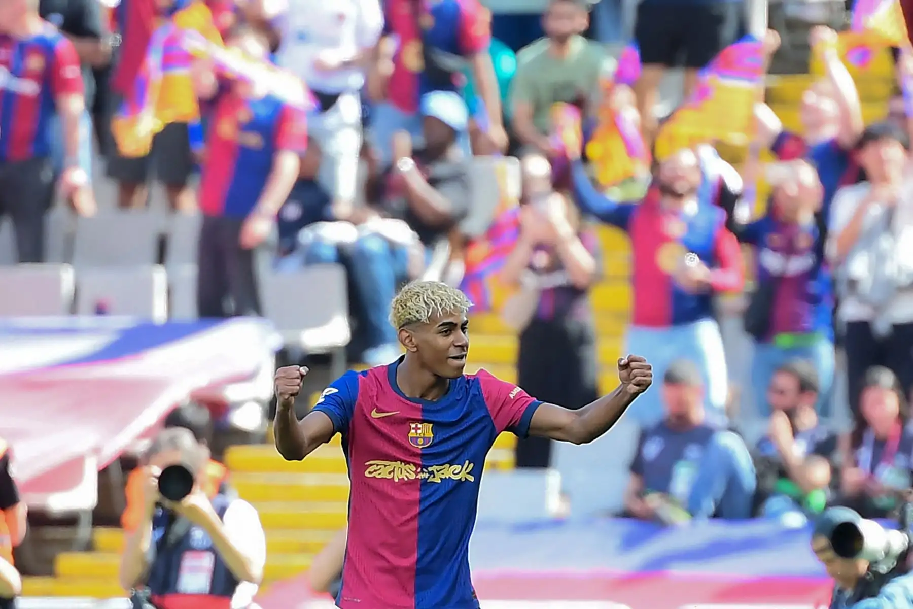 El delantero español  del Barcelona, ​​Lamine Yamal, celebra tras marcar su segundo gol durante el partido de la liga española entre el FC Barcelona y el Real Madrid. AFP