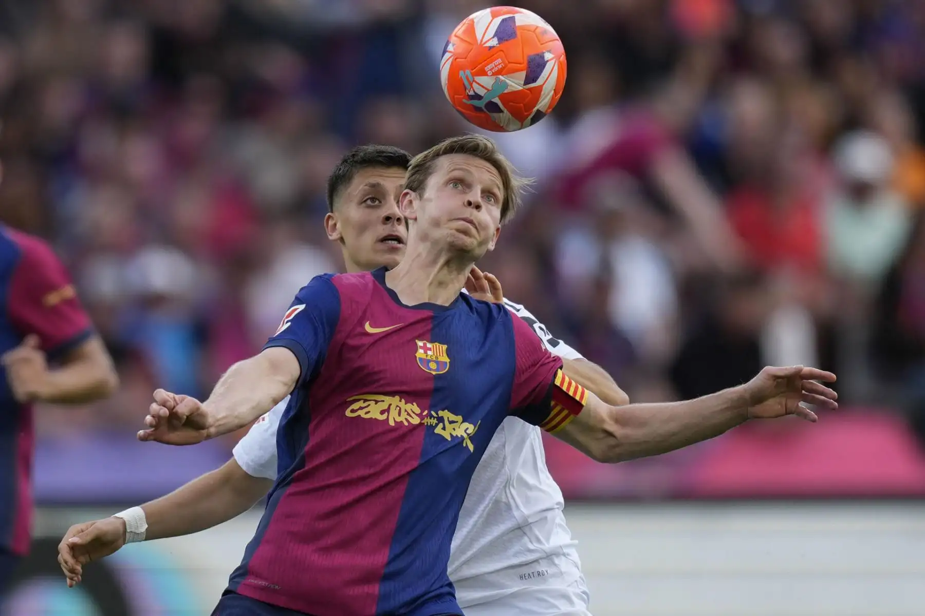El centrocapista del Barcelona Frenkie de Jong y el centrocampista del Real Madrid Arda Guler, durante el partido de la jornada 35 de LaLiga EA Sports entre el Barcelona y el Real Madrid. Foto: EFE