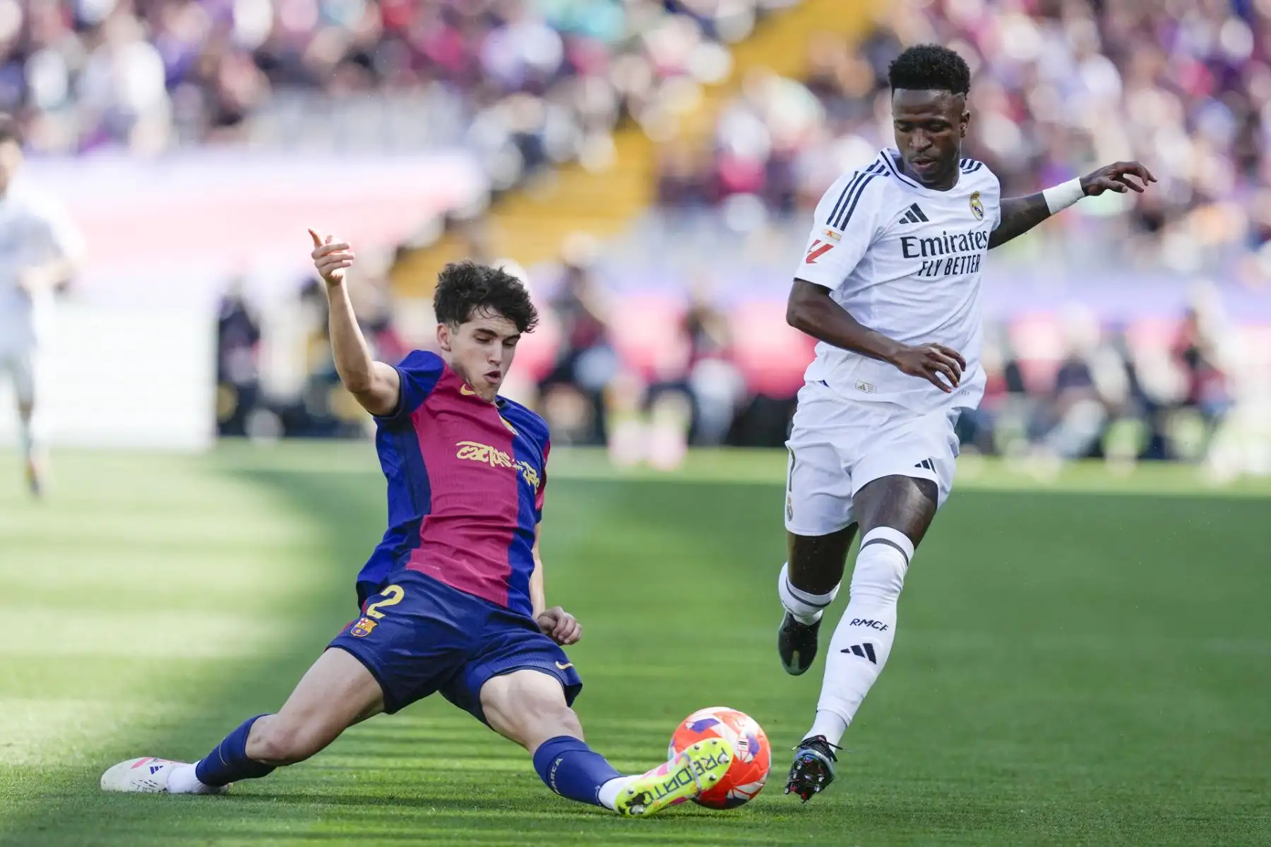 El delantero del Real Madrid Vinicius jr y el defensa del Barcelona Pau Cubarsí, durante el partido de la jornada 35 de LaLiga EA Sports entre el Barcelona y el Real Madrid. EFE