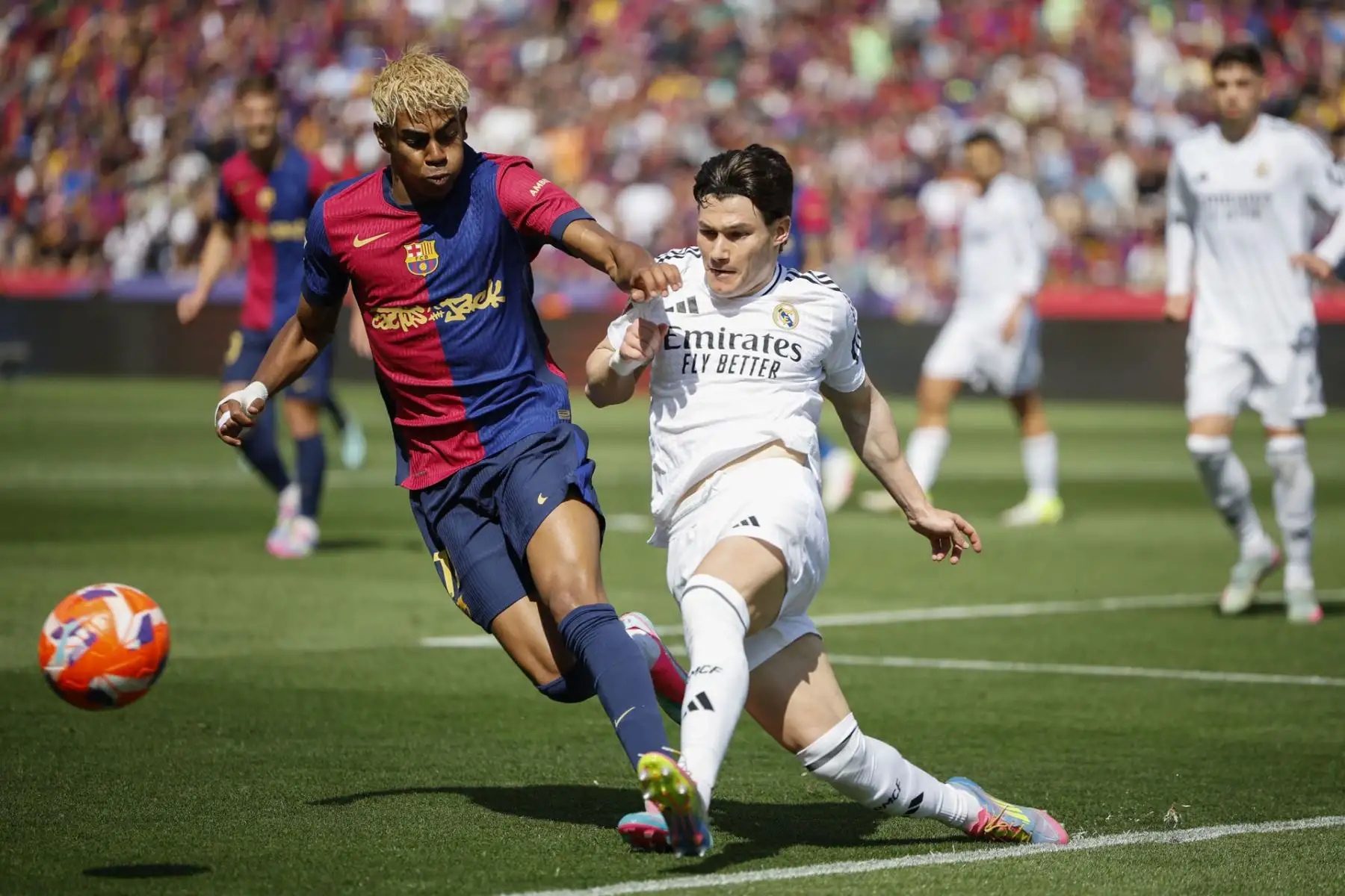 El delantero del Barcelona Lamine Yamal, durante el partido de la jornada 35 de LaLiga EA Sports entre el Barcelona y el Real Madrid. EFE