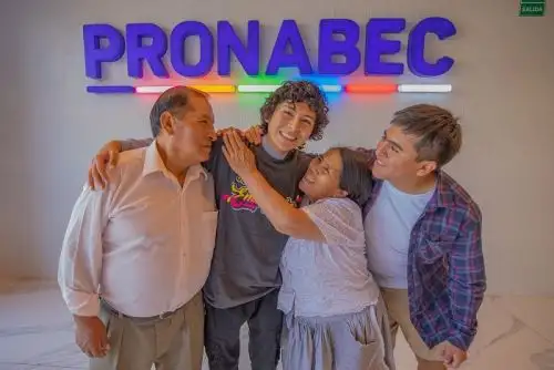 Joseph Anthony de la Cruz Choca es abrazado por su familia al ser ganador de la Beca 18, modalidad Protección, con la cual podrá estudiar sin preocupaciones económicas en la UNI. Foto: ANDINA/Difusión