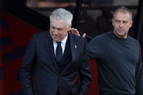 Hansi Flick, entrenador del Barcelona junto al DT del Real Madrid, Carlo Ancelotti