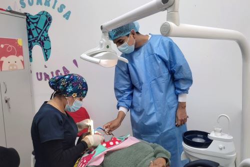 El Ministerio de Salud (Minsa) recomienda a las futuras madres hacer énfasis en los hábitos de higiene bucal, como cepillarse los dientes con pasta con flúor mínimo dos veces al día y usar hilo dental diariamente. Foto: ANDINA/Difusión.