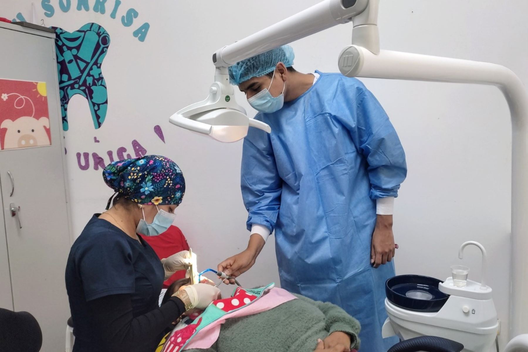 El Ministerio de Salud (Minsa) recomienda a las futuras madres hacer énfasis en los hábitos de higiene bucal, como cepillarse los dientes con pasta con flúor mínimo dos veces al día y usar hilo dental diariamente. Foto: ANDINA/Difusión.