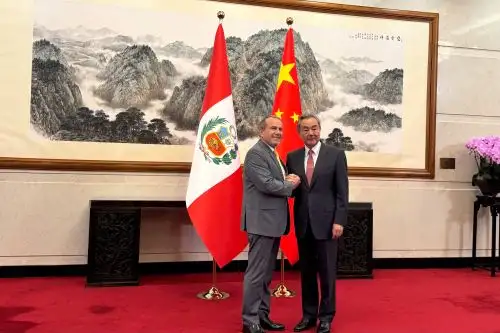 Foreign Minister Elmer Schialer met with Chinese Foreign Minister Wang Yi prior to his participation in the China-CELAC Forum. Photo: Andina/Courtesy