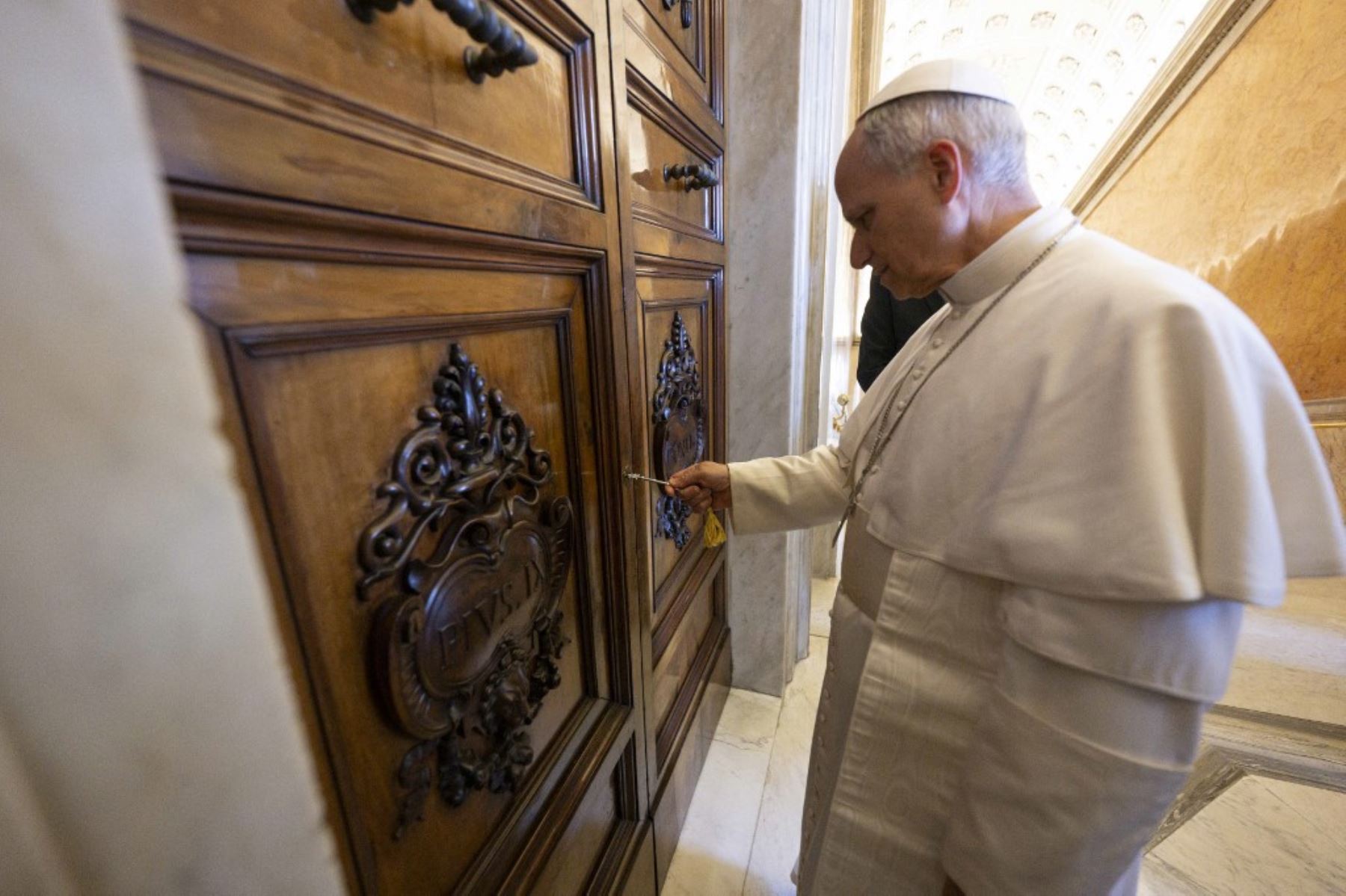 El papa León XIV visitando la Logia del apartamento III en el Vaticano. Foto: AFP