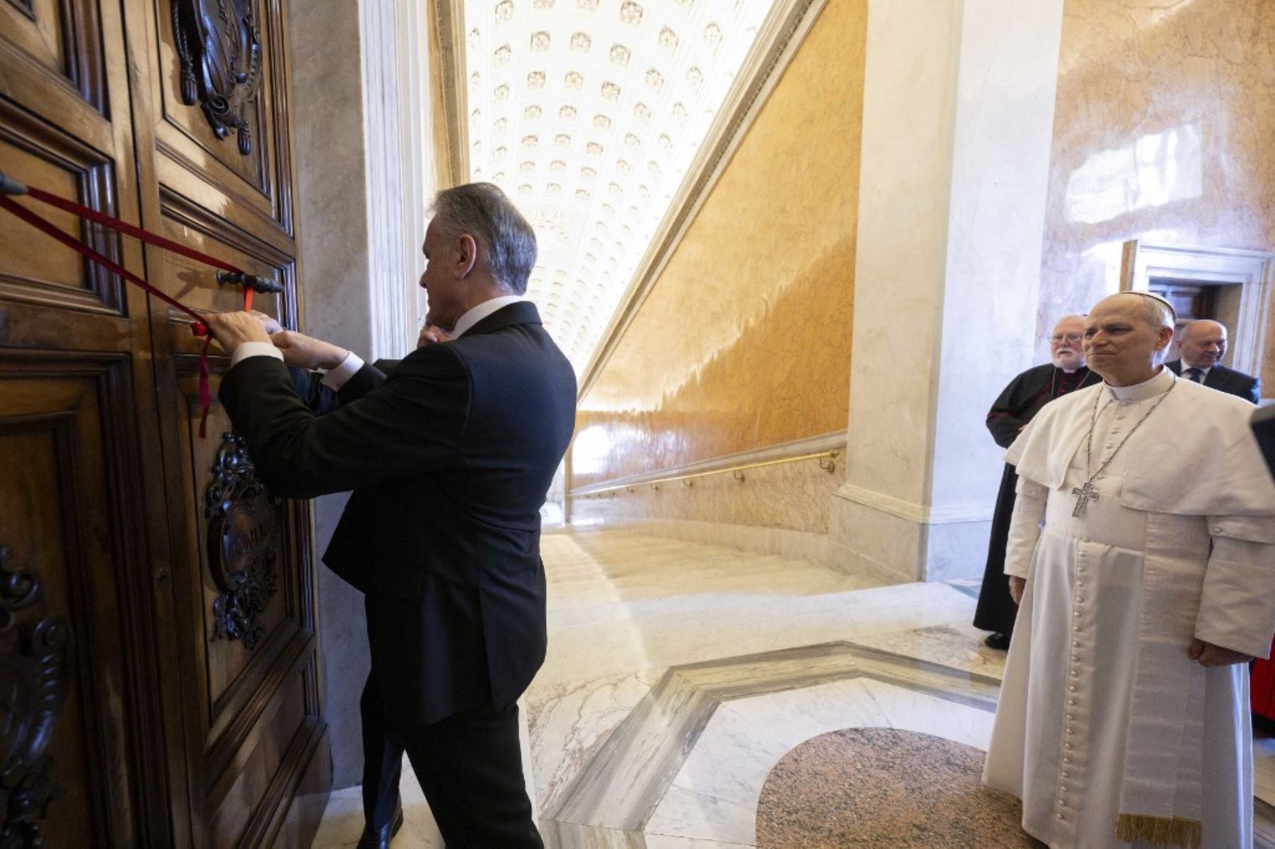 El papa León XIV visitando la Logia del apartamento III en el Vaticano. Foto: AFP