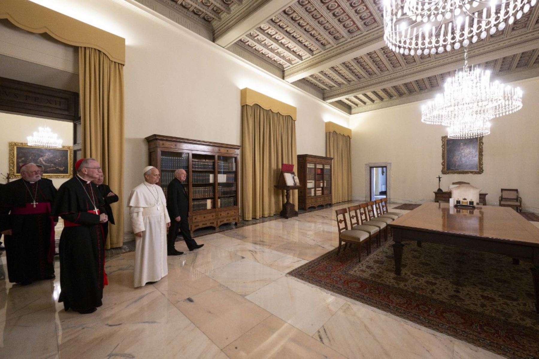 El papa León XIV visitando la Logia del apartamento III en el Vaticano. Foto: AFP