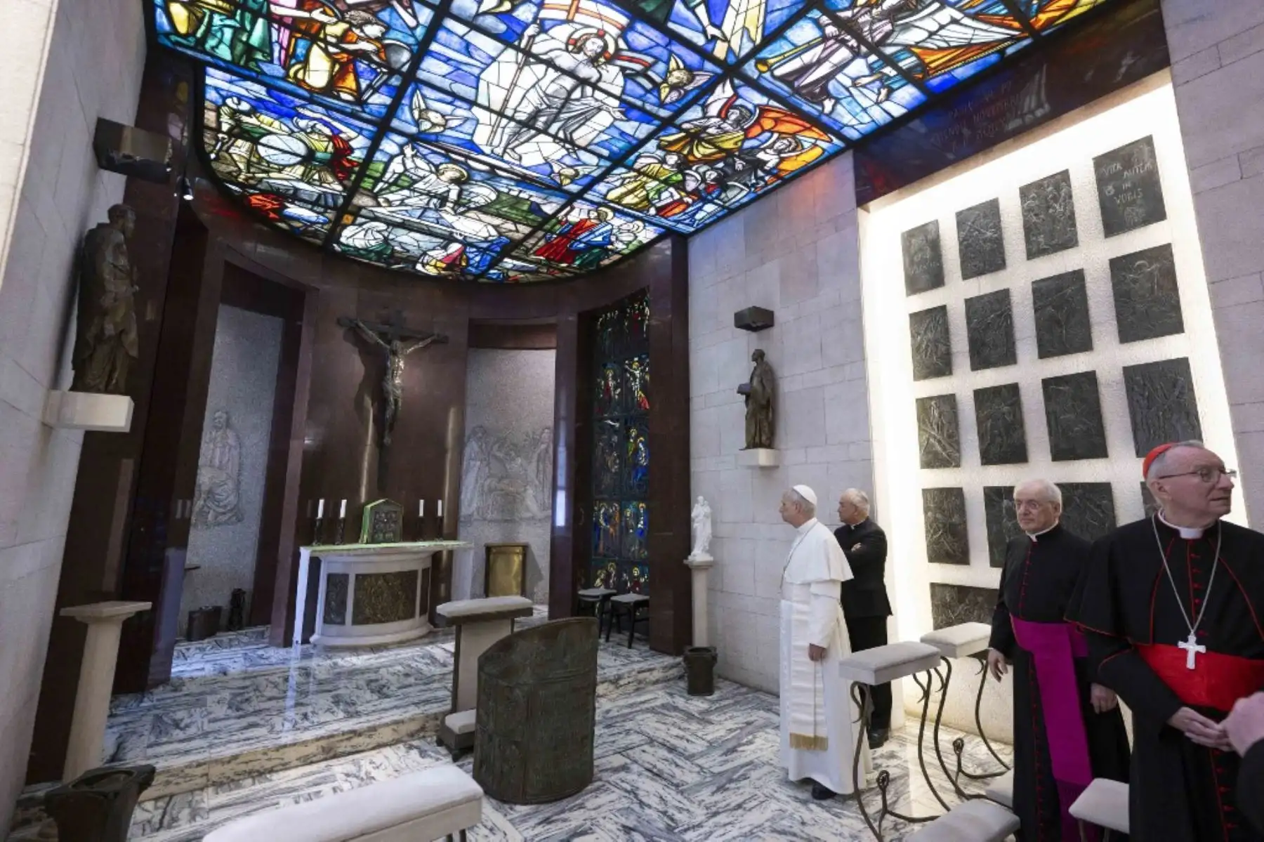 El papa León XIV visitando la Logia del apartamento III en el Vaticano. Foto: AFP