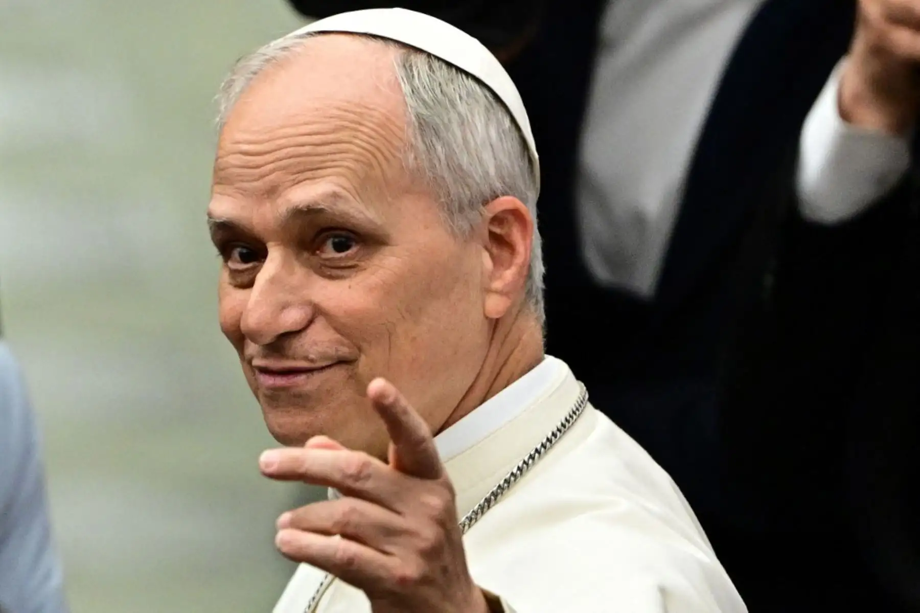 El papa León XIV se reúne con periodistas durante una audiencia con representantes de los medios de comunicación, en el Aula Pablo VI del Vaticano. Foto: AFP