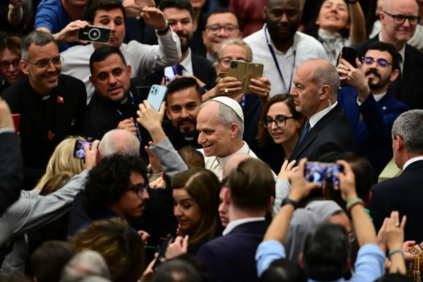 El papa León XIV se reúne con periodistas durante una audiencia con representantes de los medios de comunicación, en el Aula Pablo VI del Vaticano. Foto: AFP