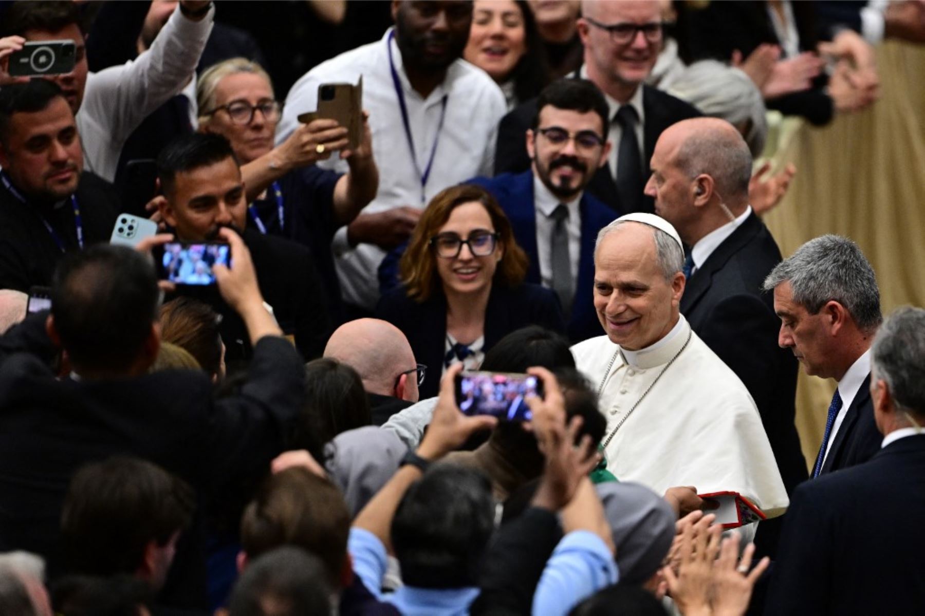 El papa León XIV se reúne con periodistas durante una audiencia con representantes de los medios de comunicación, en el Aula Pablo VI del Vaticano. Foto: AFP