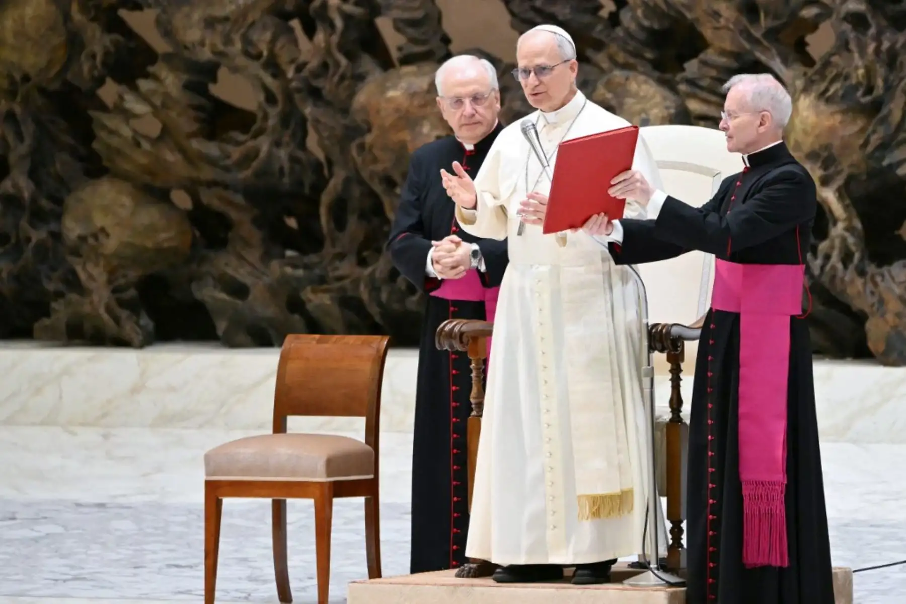 El Papa León XIV dirige una audiencia a representantes de los medios de comunicación, en el Aula Pablo VI del Vaticano
