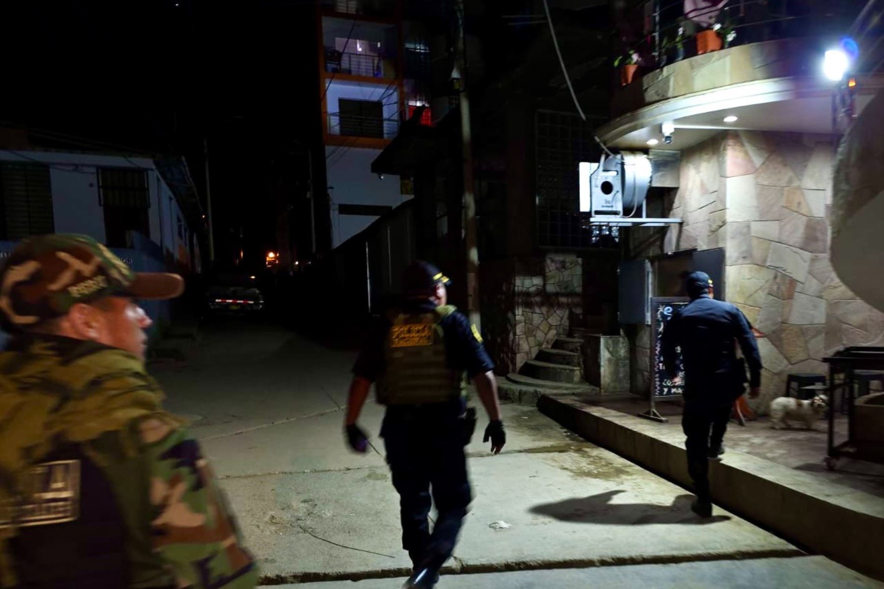 Fuerzas del orden intervinieron un establecimiento nocturno donde se encontraban ocho hombres y cinco mujeres, en flagrante incumplimiento de la orden de inmovilización social vigente. Foto: Difusión
