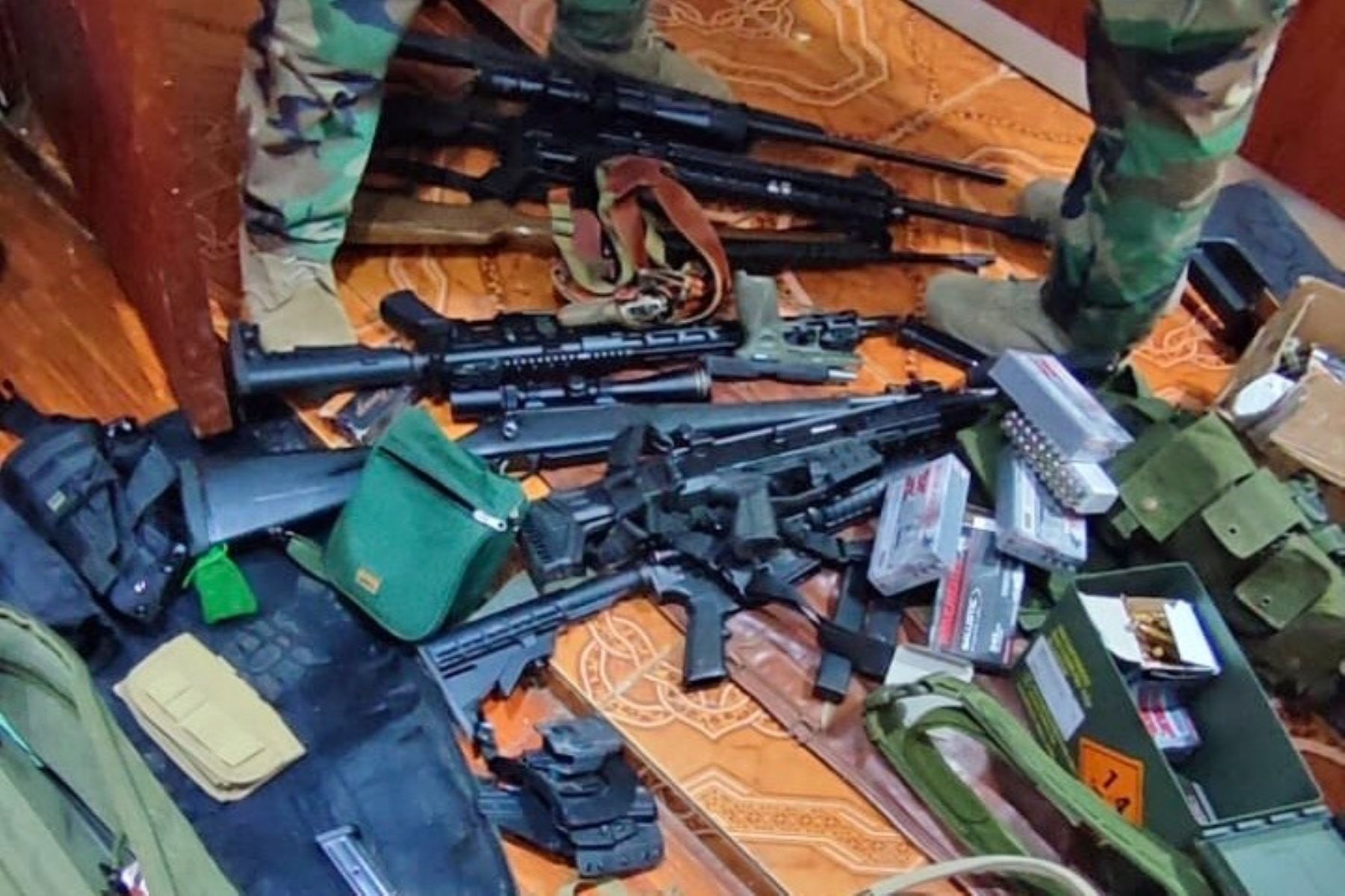 Agentes de la Comisaría de Llacuabamba capturaron a tres personas en posesión de 30 kilos de mineral aurífero, explosivos y herramientas utilizadas para la extracción ilegal de oro. Foto: Difusión