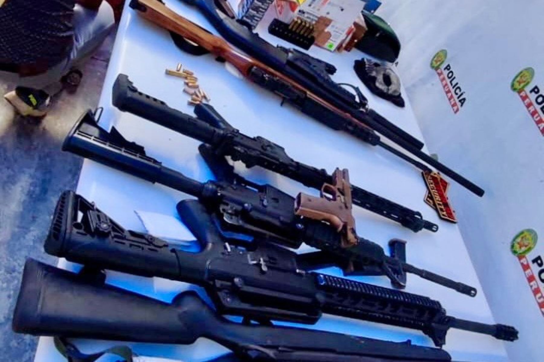 Agentes de la Comisaría de Llacuabamba capturaron a tres personas en posesión de 30 kilos de mineral aurífero, explosivos y herramientas utilizadas para la extracción ilegal de oro. Foto: Difusión