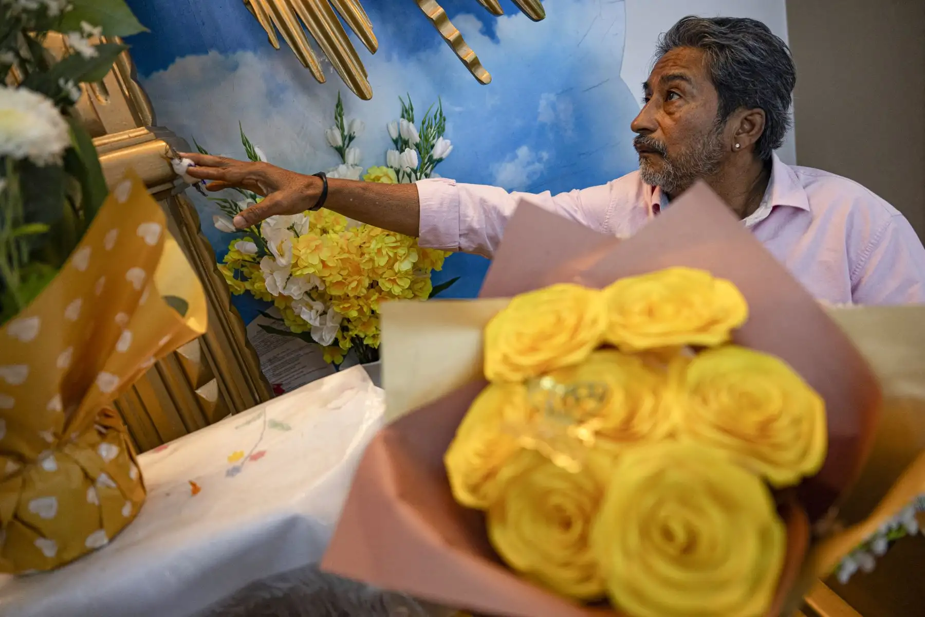 Un hombre toca la imagen del Divino Niño del Milagro en la capilla que lleva su nombre, en el distrito de Eten, región Lambayeque, norte de Perú. Foto: AFP