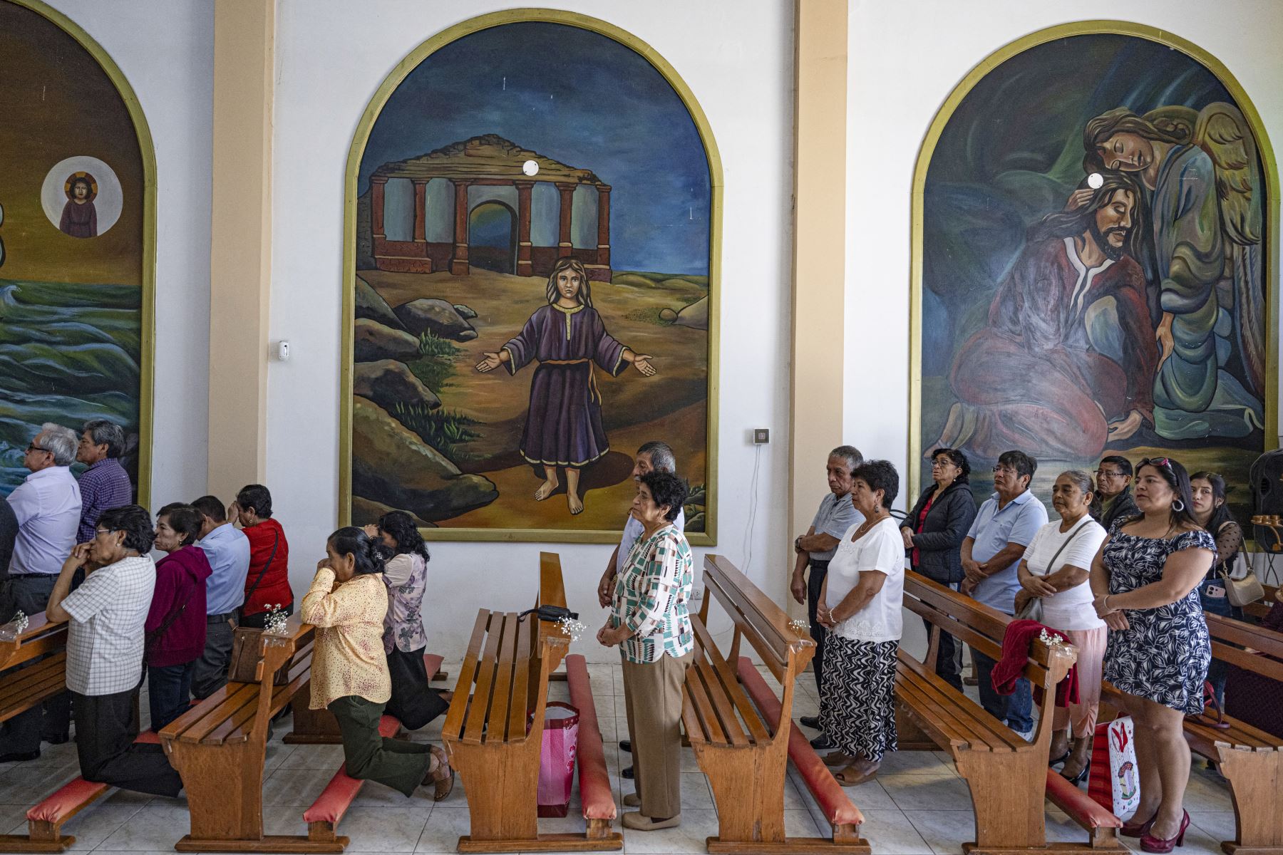 En el pequeño pueblo de Eten, los fieles acuden cada año para celebrar el milagro del Divino Niño, un fenómeno sagrado aún no reconocido por el Vaticano. La elección de León XIV, ex obispo de la diócesis, ha reavivado las esperanzas de reconocimiento oficial, así como de la construcción de un santuario digno de este milagro eucarístico, el único de su tipo registrado en Perú. AFP