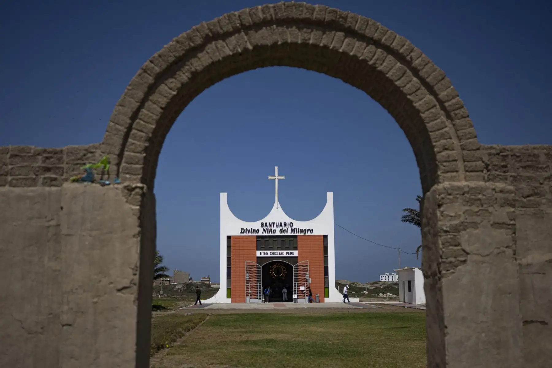 Vista del ingreso a la capilla dedicada al Divino Niño del Milagro en el distrito de Eten, región Lambayeque, norte del Perú. AFP