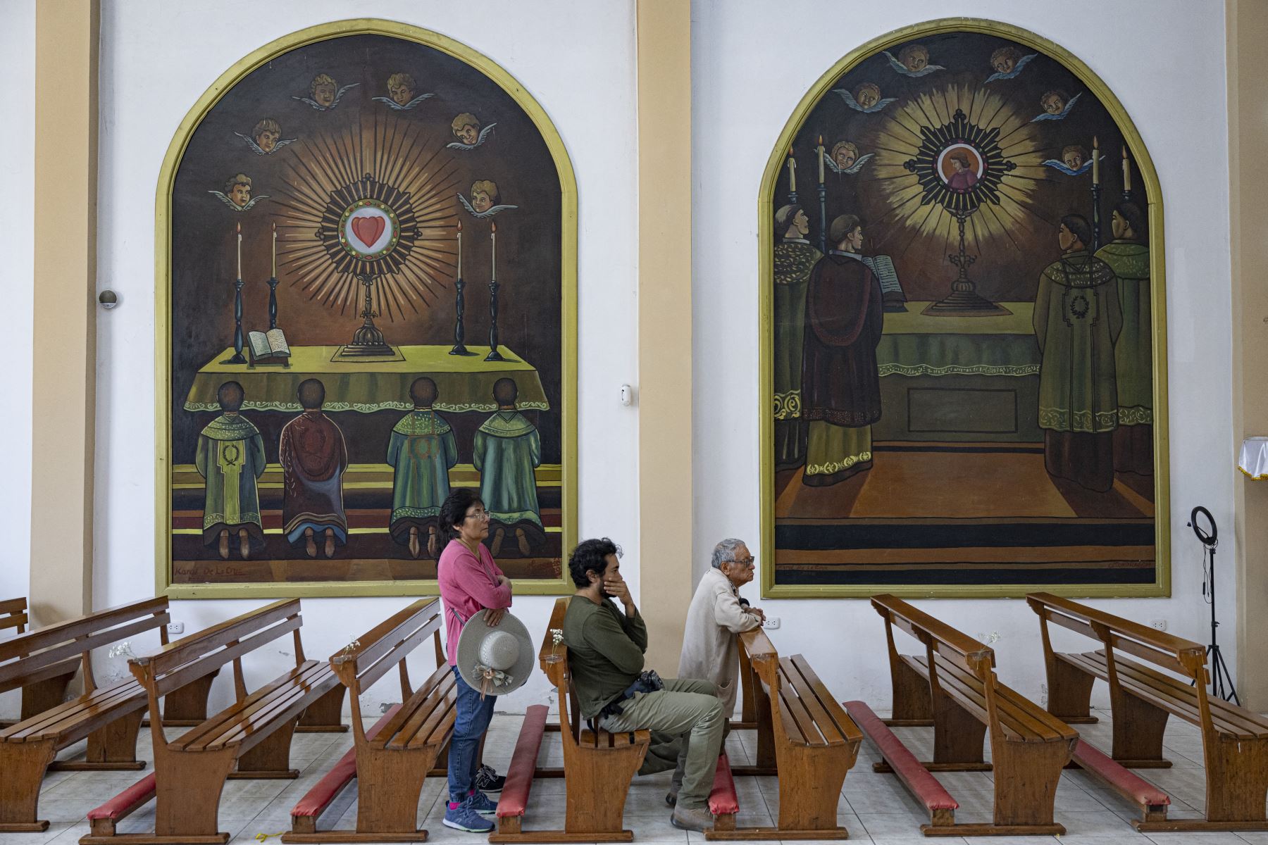 Personas asisten a misa en la capilla dedicada al Divino Niño del Milagro, en el distrito de Eten, región Lambayeque, norte del Perú. AFP