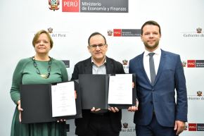 The German Ambassador to Peru, Sabine Bloch and the Minister of Economy and Finance, José Salardi Rodríguez, show the agreement signed, with the KfW Agency for Peru Simon Erhard. Photo: Courtesy.