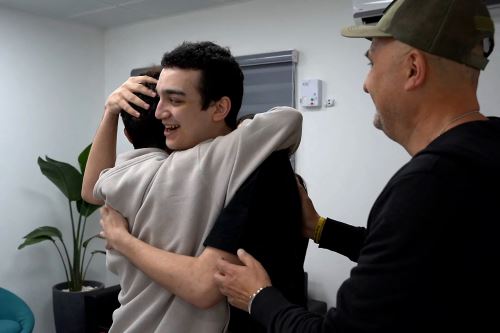 Imágenes del rehén israelí-estadounidense liberado por Hamás y el reencuentro con su familia