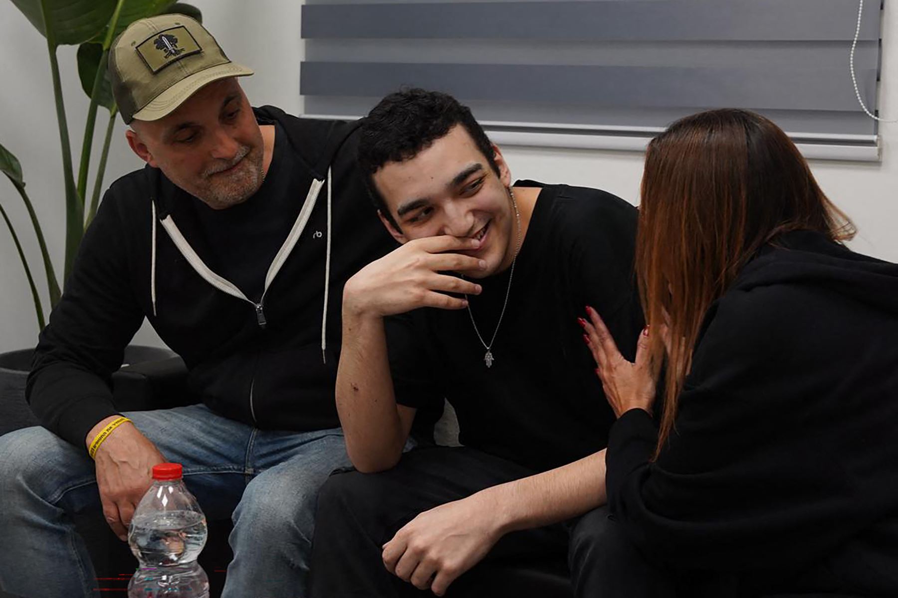 Esta fotografía difundida por el ejército israelí muestra al recién liberado rehén israelí-estadounidense Edan Alexender reuniéndose con miembros de su familia el 12 de mayo de 2025. Foto: AFP