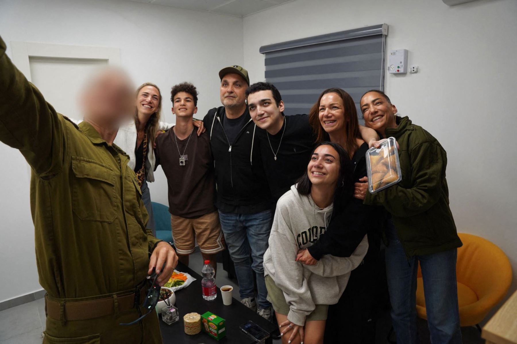 Esta fotografía difundida por el ejército israelí muestra al recién liberado rehén israelí-estadounidense Edan Alexender reuniéndose con miembros de su familia el 12 de mayo de 2025. Foto: AFP