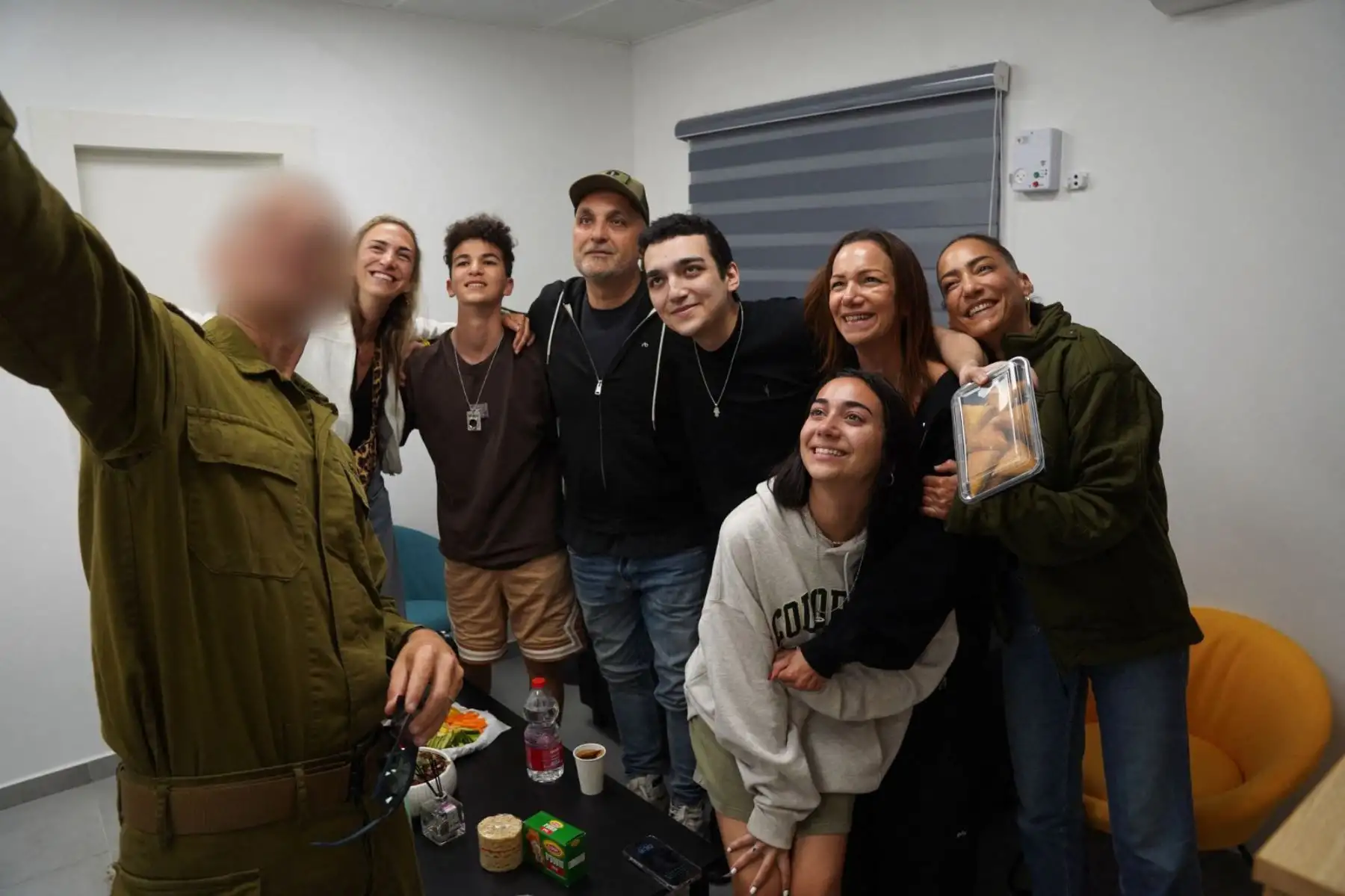 Esta fotografía difundida por el ejército israelí muestra al recién liberado rehén israelí-estadounidense Edan Alexender reuniéndose con miembros de su familia el 12 de mayo de 2025. Foto: AFP