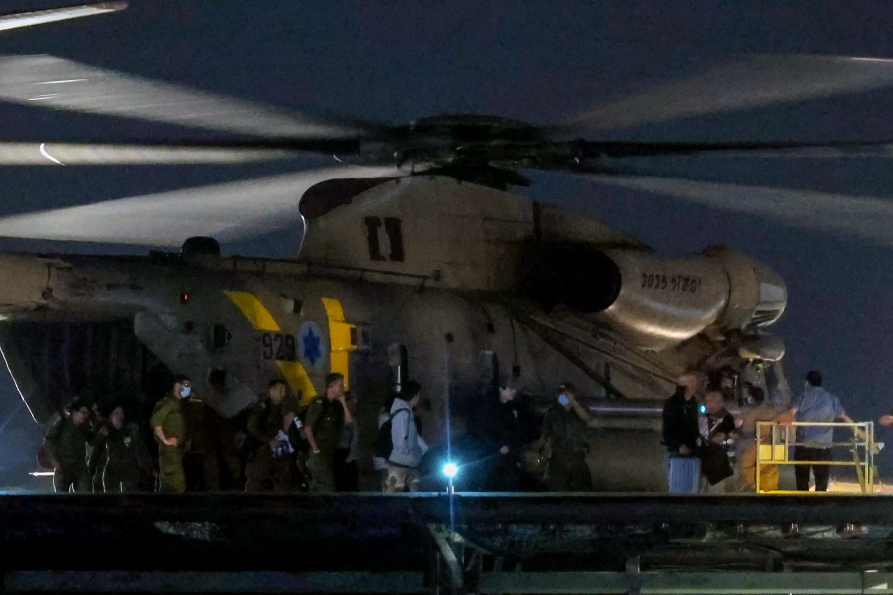 El rehén israelí-estadounidense recién liberado, Edan Alexender, desembarca de un helicóptero del ejército israelí rodeado de soldados y familiares en el Centro Médico Sourasky de Tel Aviv el 12 de mayo de 2025. Foto: AFP