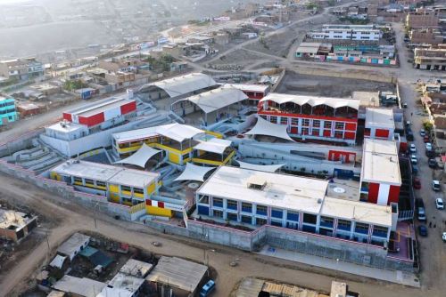 La moderna infraestructura tiene ambientes pedagógicos para el nivel inicial (1 sala de usos múltiples) y, para primaria y secundaria, 2 aulas de innovación pedagógica y 2 talleres creativo y/o de arte. Tiene también ambientes de bienestar estudiantil, administrativos y de pedagogía, biblioteca, servicios generales y servicios higiénicos