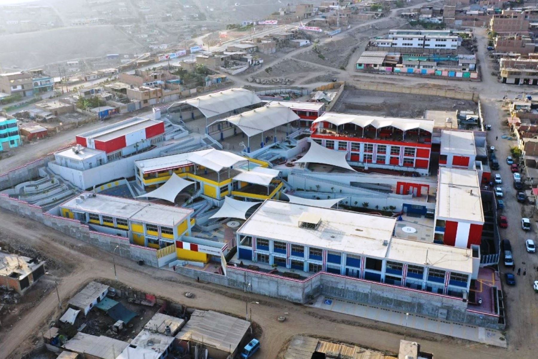 La moderna infraestructura tiene ambientes pedagógicos para el nivel inicial (1 sala de usos múltiples) y, para primaria y secundaria, 2 aulas de innovación pedagógica y 2 talleres creativo y/o de arte. Tiene también ambientes de bienestar estudiantil, administrativos y de pedagogía, biblioteca, servicios generales y servicios higiénicos