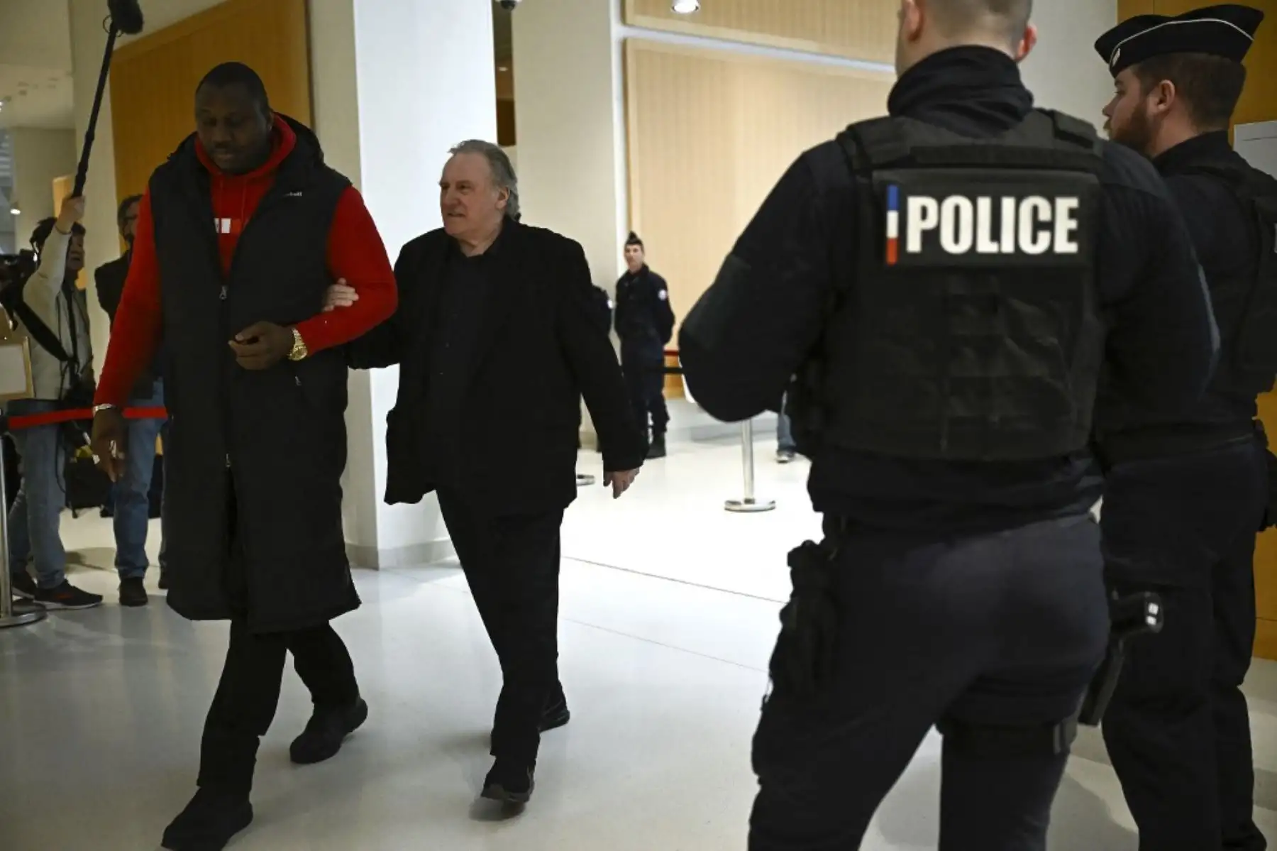 Un tribunal de París impuso el martes una sentencia suspendida de 18 meses al ícono del cine francés Gerard Depardieu tras declararlo culpable de agredir sexualmente a dos mujeres en un set de rodaje en 2021. Foto: AFP