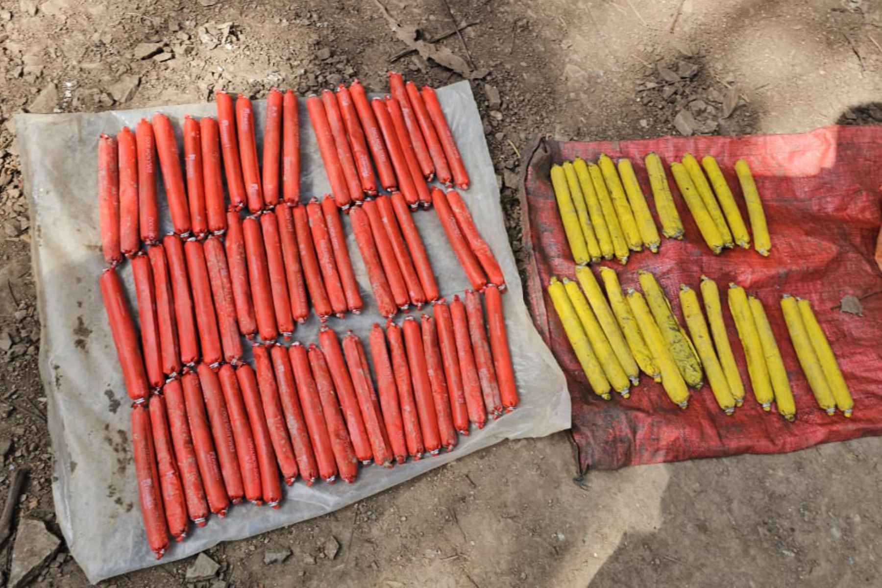 Incautan 87 emulsiones explosivas, 53 mechas con fulminantes y armamento en mina ilegal de Pueblo Nuevo, Pataz. Foto: Difusión