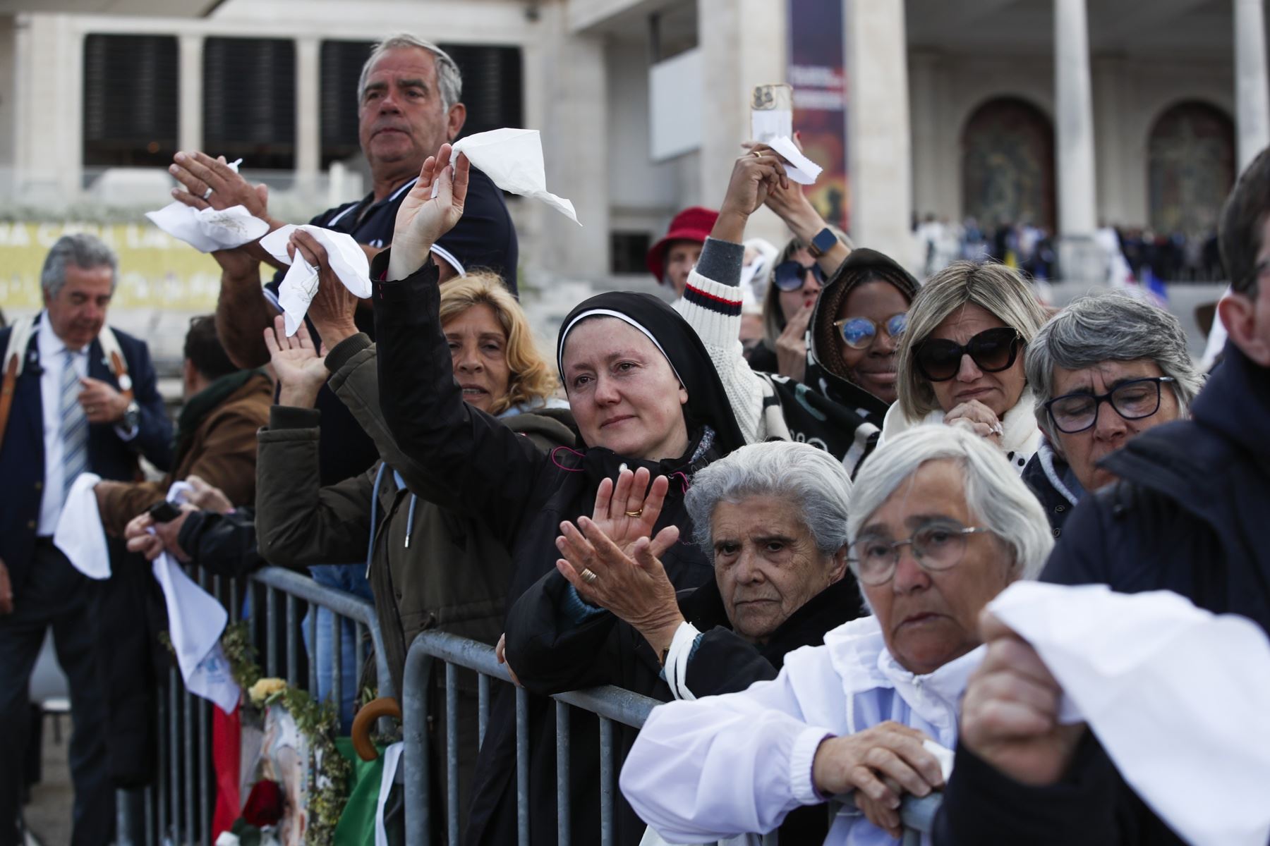 Peregrinos ondean pañuelos blancos durante la Procesión de Despedida en las ceremonias religiosas de la peregrinación al Santuario de Fátima en Ourem, Portugal. Foto: EFE