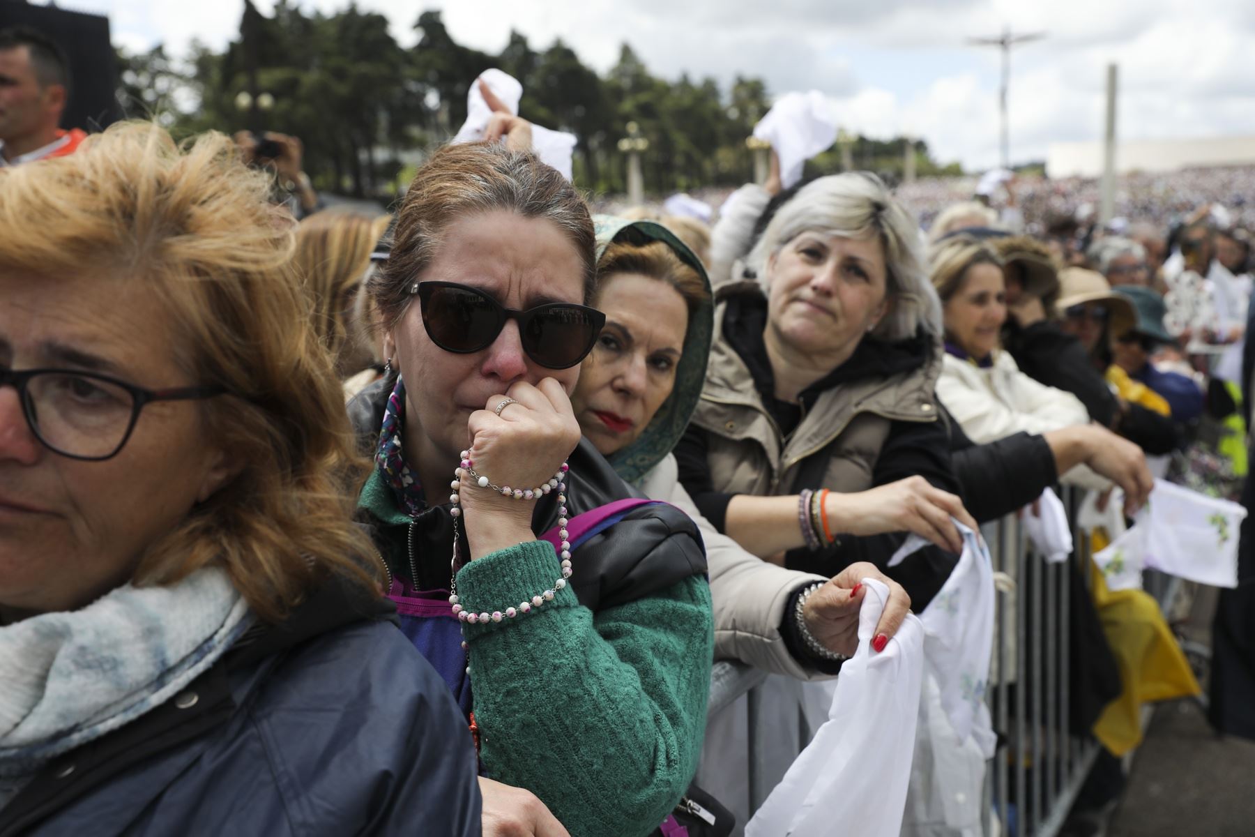Peregrinos ondean pañuelos blancos durante la Procesión de Despedida en las ceremonias religiosas de la peregrinación al Santuario de Fátima en Ourem, Portugal. Foto: EFE