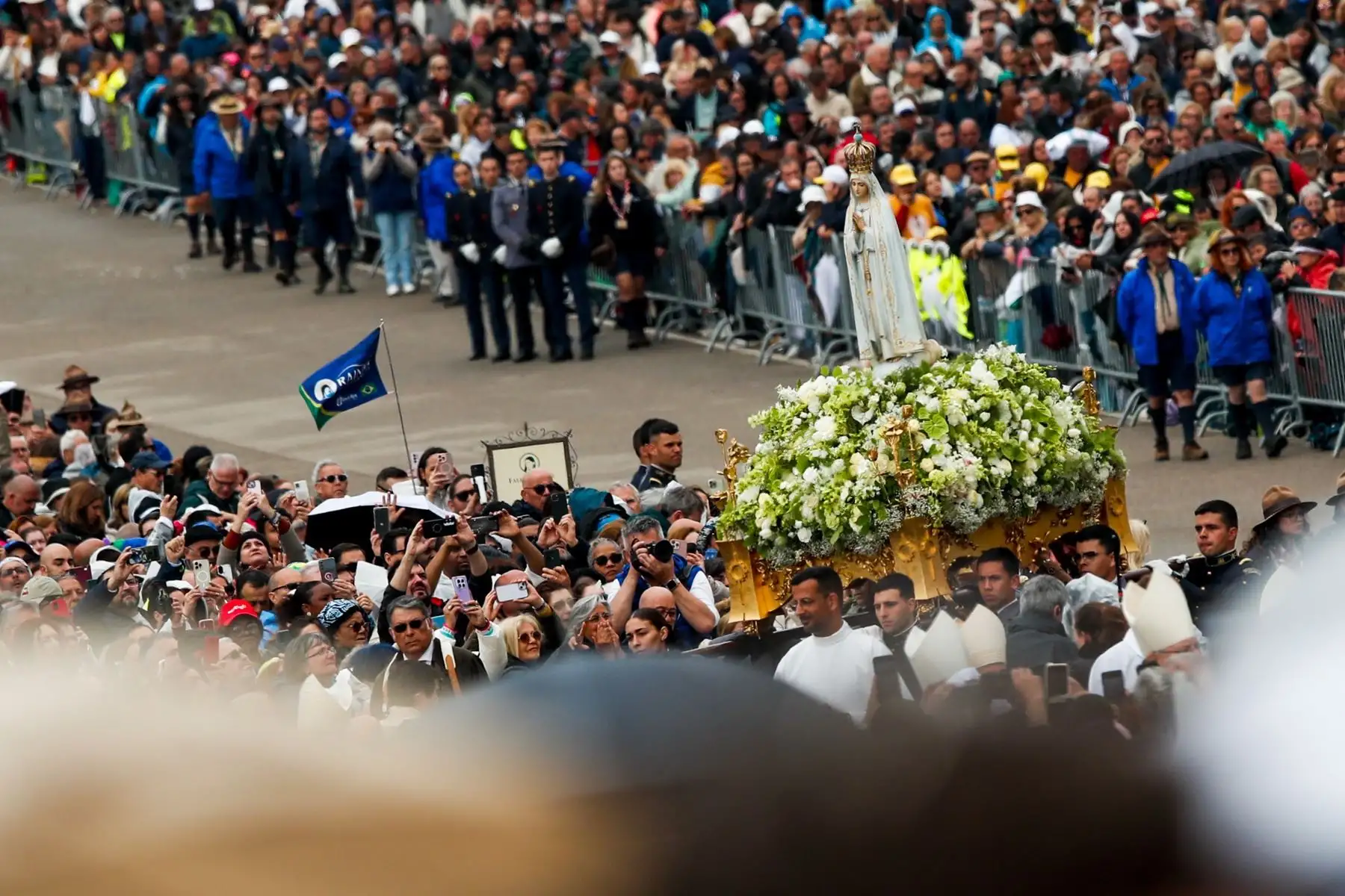 La imagen de Nuestra Señora de Fátima es llevada en alto durante la Procesión de Despedida en las ceremonias religiosas de la peregrinación al Santuario de Fátima en Ourem, Portugal. Foto: EFE